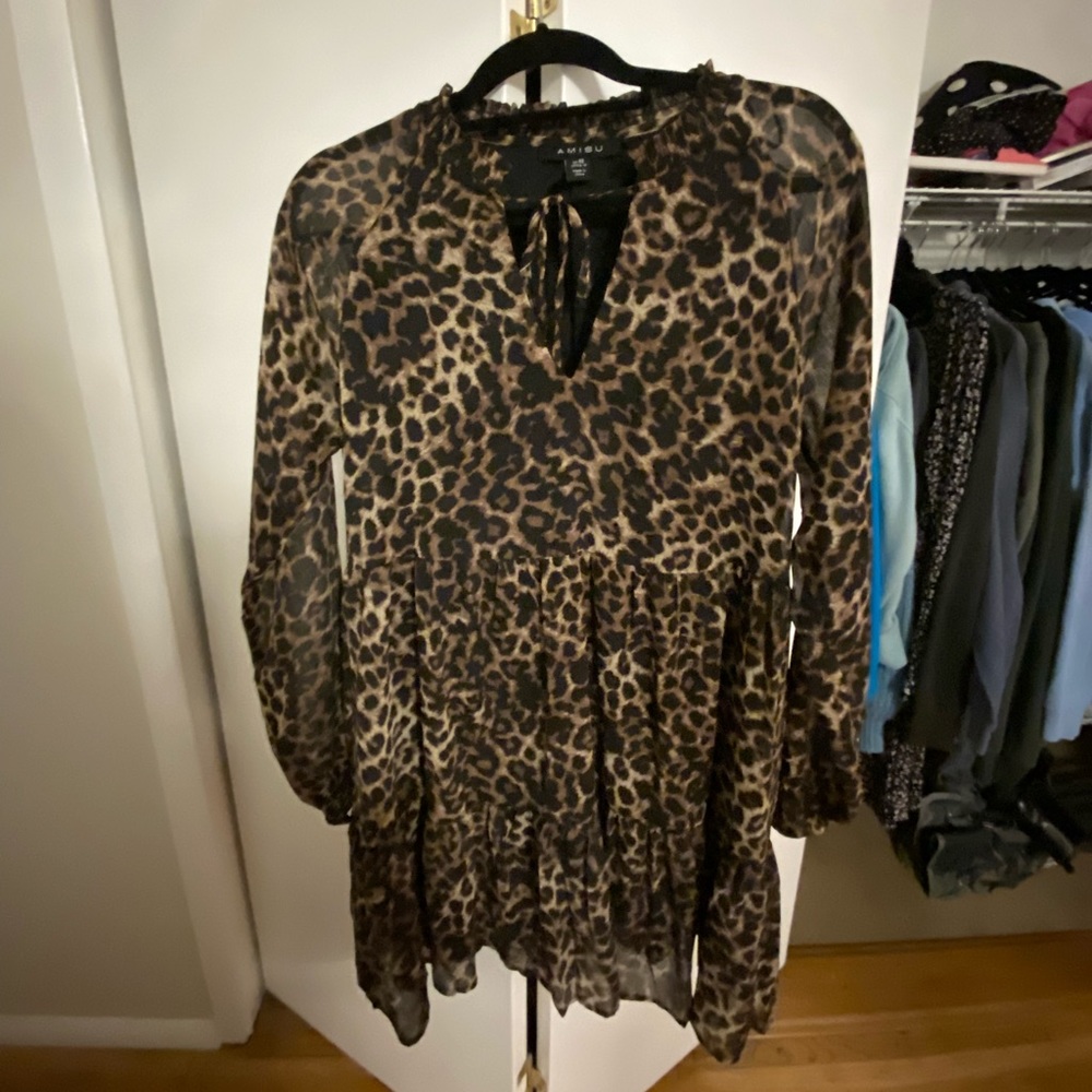 Love love love this dress! Super cute cheetah dress